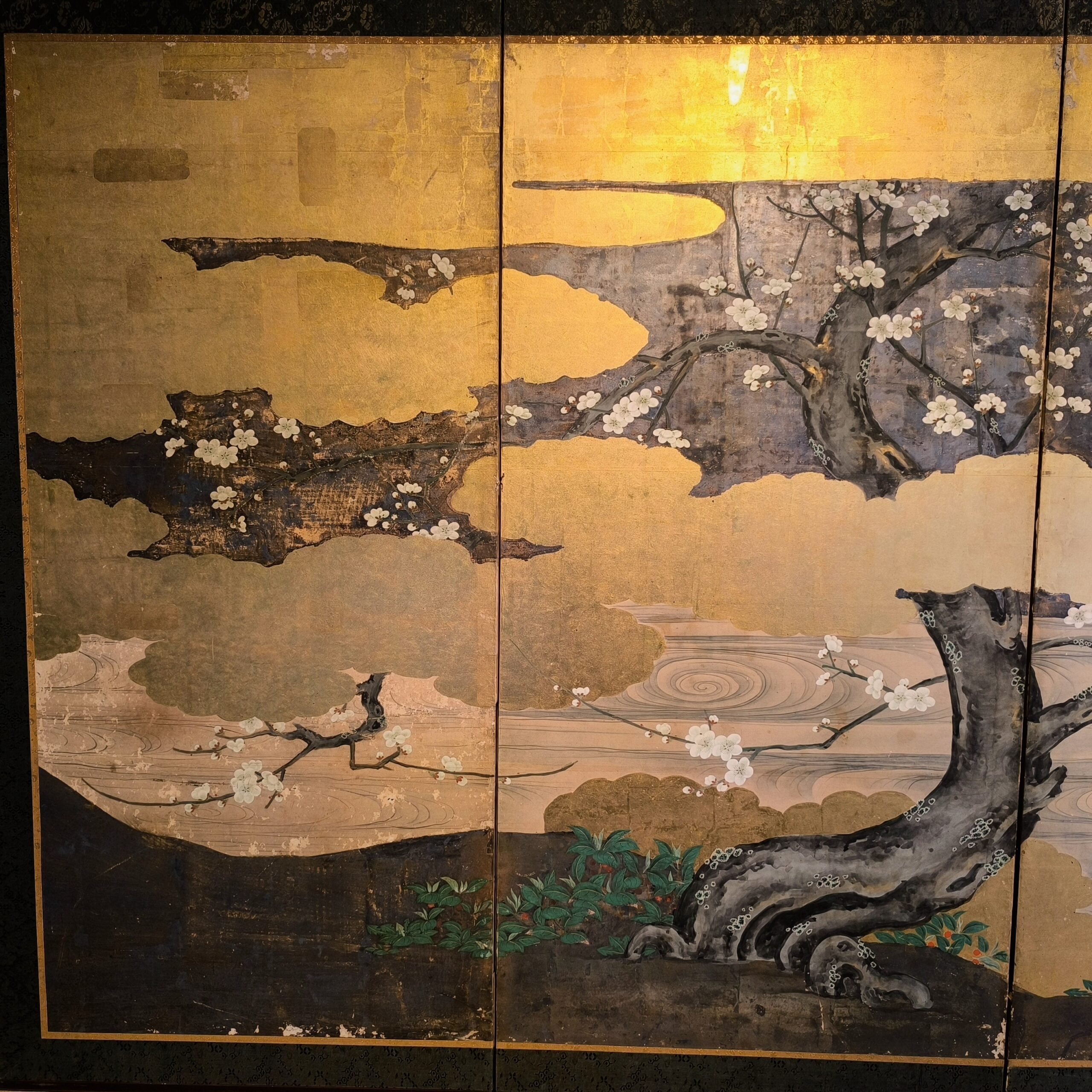 金銀地著色梅図六曲屏風 – 古美術西川