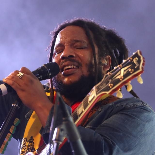 ROCK STONE (FEAT. SIZZLA & CAPLETON) - Stephen Marley - LETRAS.COM