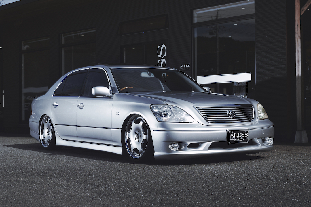 カールソン×トムスの30セルシオ後期。黒革・サンルーフ付き！ - ALESS