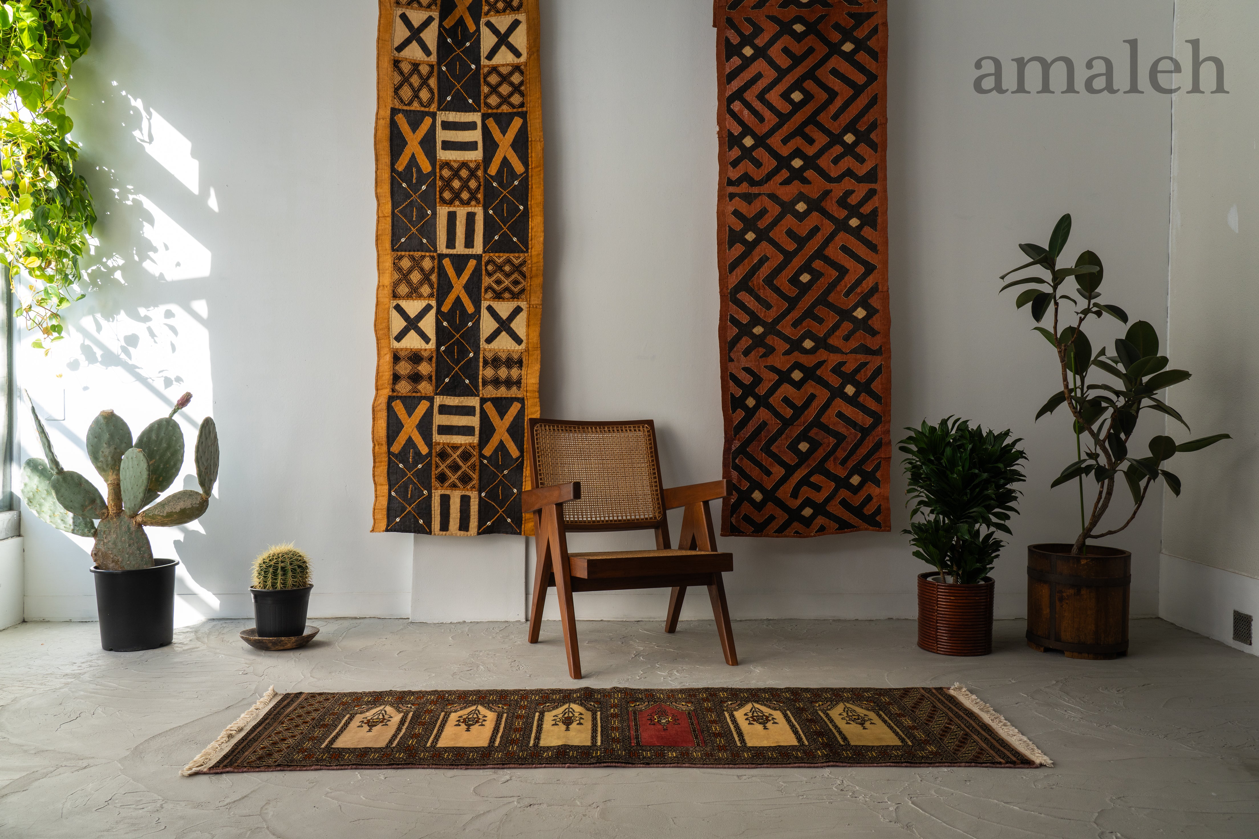 MEDIUM SIZEのヴィンテージラグ・トライバルラグ・手織りの絨毯