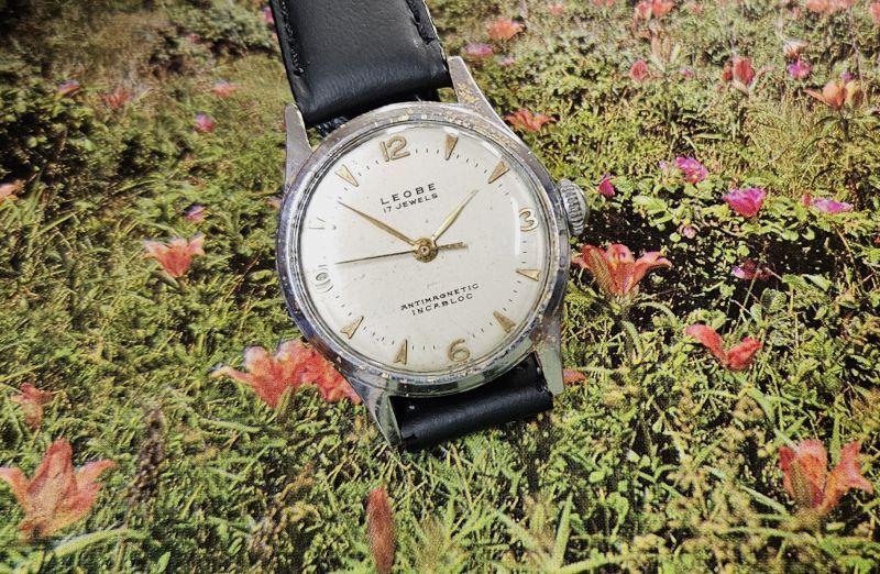 LEOBE・スイス製・紳士用手巻き・アップライト、飛び数字インデックス