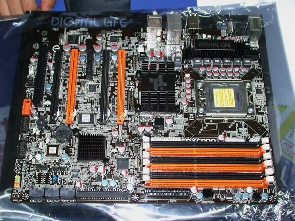 ASCII.jp：Foxconn製「X58」マザーに廉価モデルが2製品が加わる