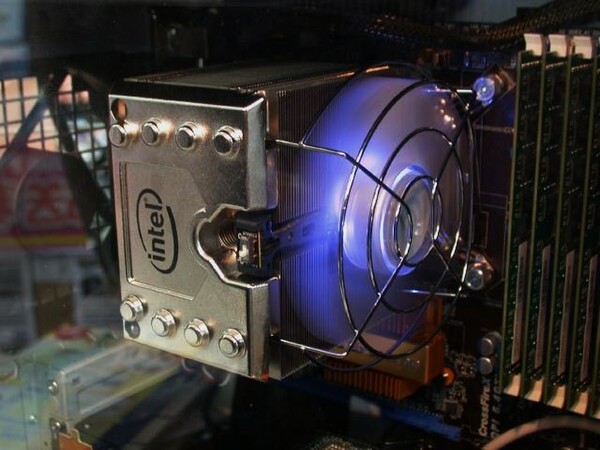 ASCII.jp：「Core i7-980X EE」の予約がスタート！実機展示も始まる！