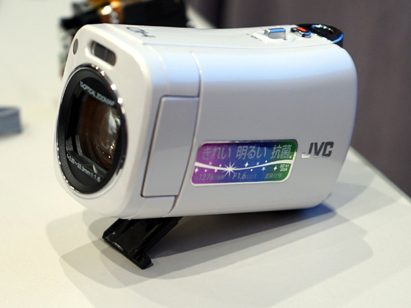 ASCII.jp：画質は高級機並み！ 世界最小の「Everio GZ-N1」に触った！