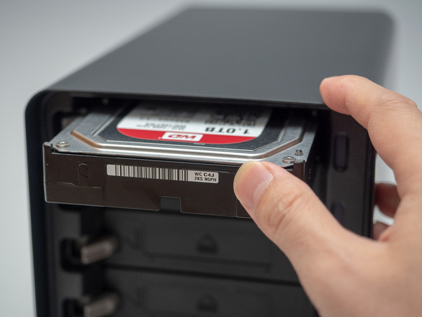 ASCII.jp：導入が超簡単なNAS「Drobo 5N2」でデータ移行を楽々実現 (2/6)