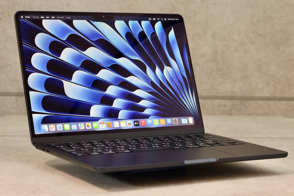 ASCII.jp：【レビュー】M3搭載新MacBook Airはちょっとお高いけど軽く