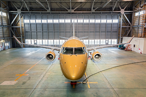 FDA 9号機のコックピットやエンジン、キャビンなど細部を見る