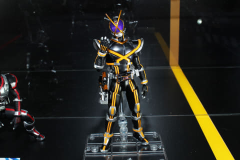 S.H.Figuarts（真骨彫製法） 仮面ライダーカイザ」とともに、同