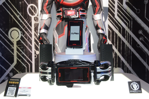 画面デザインやタッチパネルなどスマホらしさを追求した、「仮面