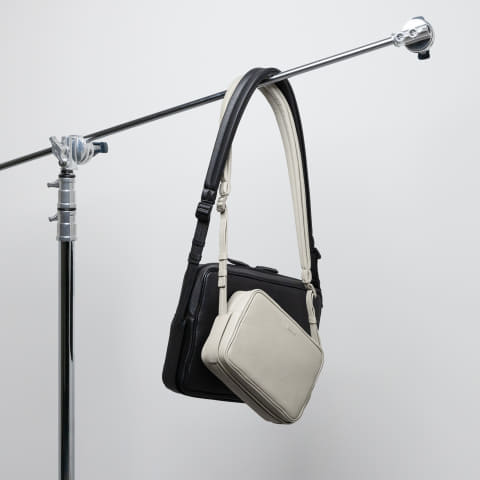 土屋鞄 objcts.io、防水シュリンクレザーのソフトショルダーバッグ