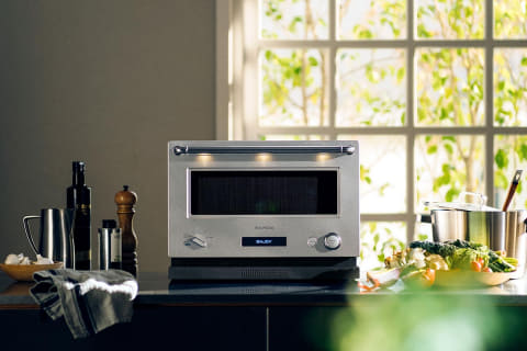 バルミューダの新オーブンレンジ。中が広くなってムラなく焼き上げ