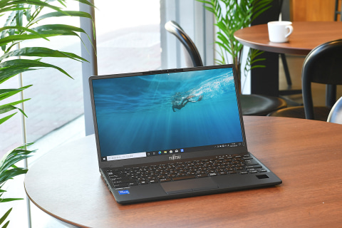 異次元の軽さ。738gのノートが仕事を変える! 先進の静脈認証、5G対応も