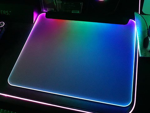 派手に光るRazerのゲーミングマウスパッド「Firefly V2 Pro」が発売