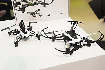 キャノン発射、角砂糖も運べるミニドローン「Parrot Mambo」 - AV Watch