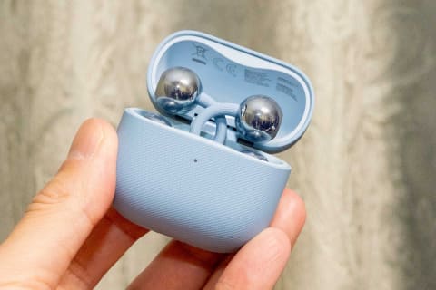 ファーウェイ、デュアル振動板で“音圧倍”のイヤカフ型「FreeClip 2