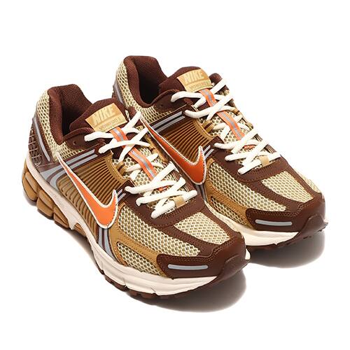 NIKE ZOOM VOMERO 5 WHEAT GRASS/GOLD SUEDE-CACAO WOW 23SP-I（ナイキ