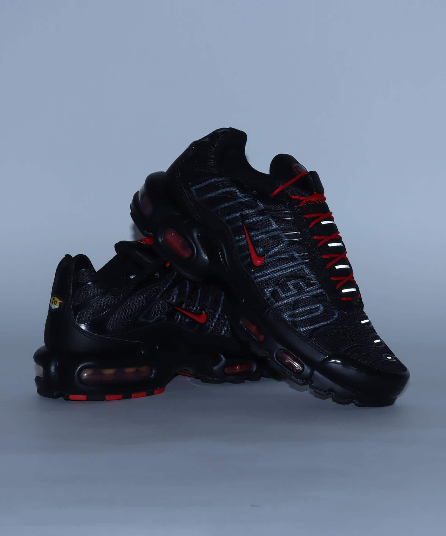 NIKE AIR MAX PLUS BLACK/UNIVERSITY RED-WOLF GREY（ナイキ エア