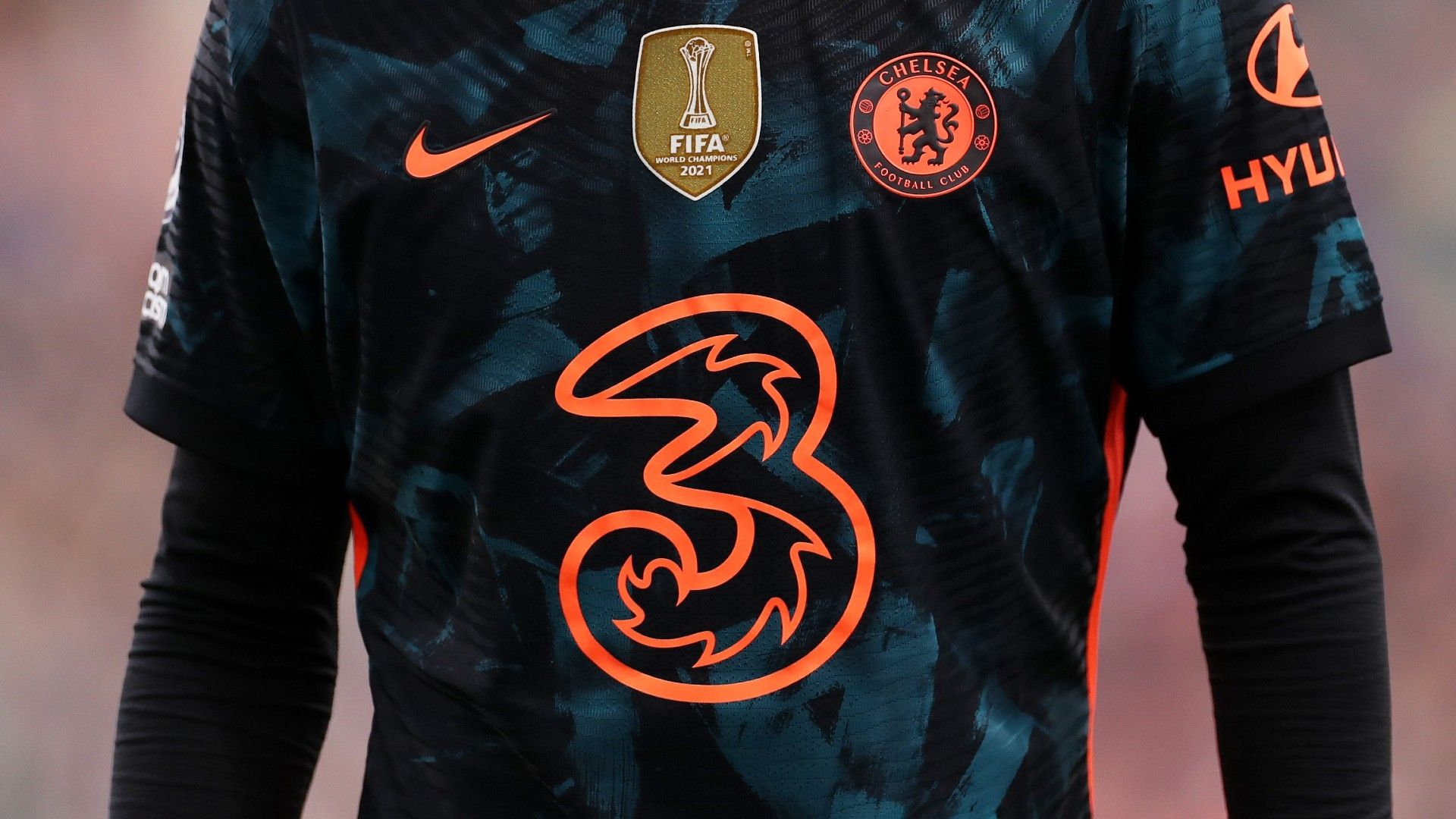 チェルシーとのスポンサー契約停止の『3（Three）』。なぜ現在も