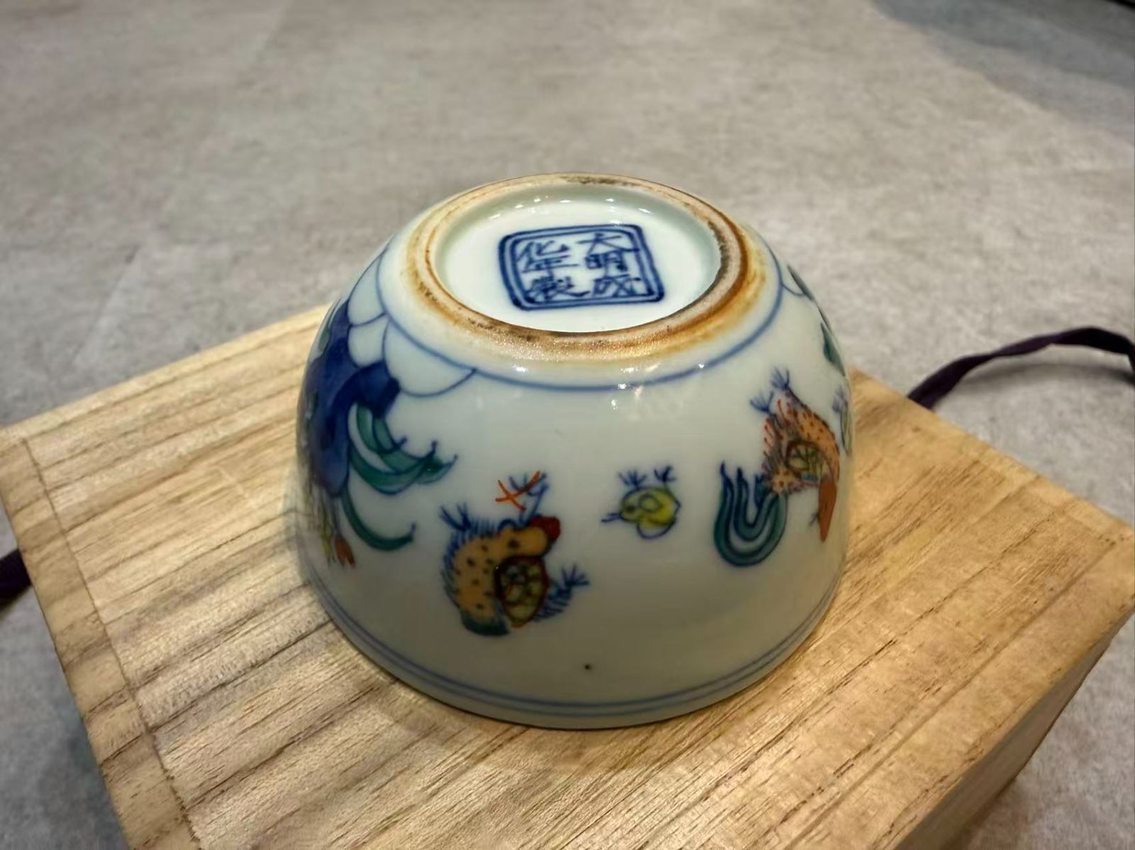 大明成化年製銘 斗彩鶏紋 煎茶碗（小坏）桐箱付 — 時代物 中国古玩