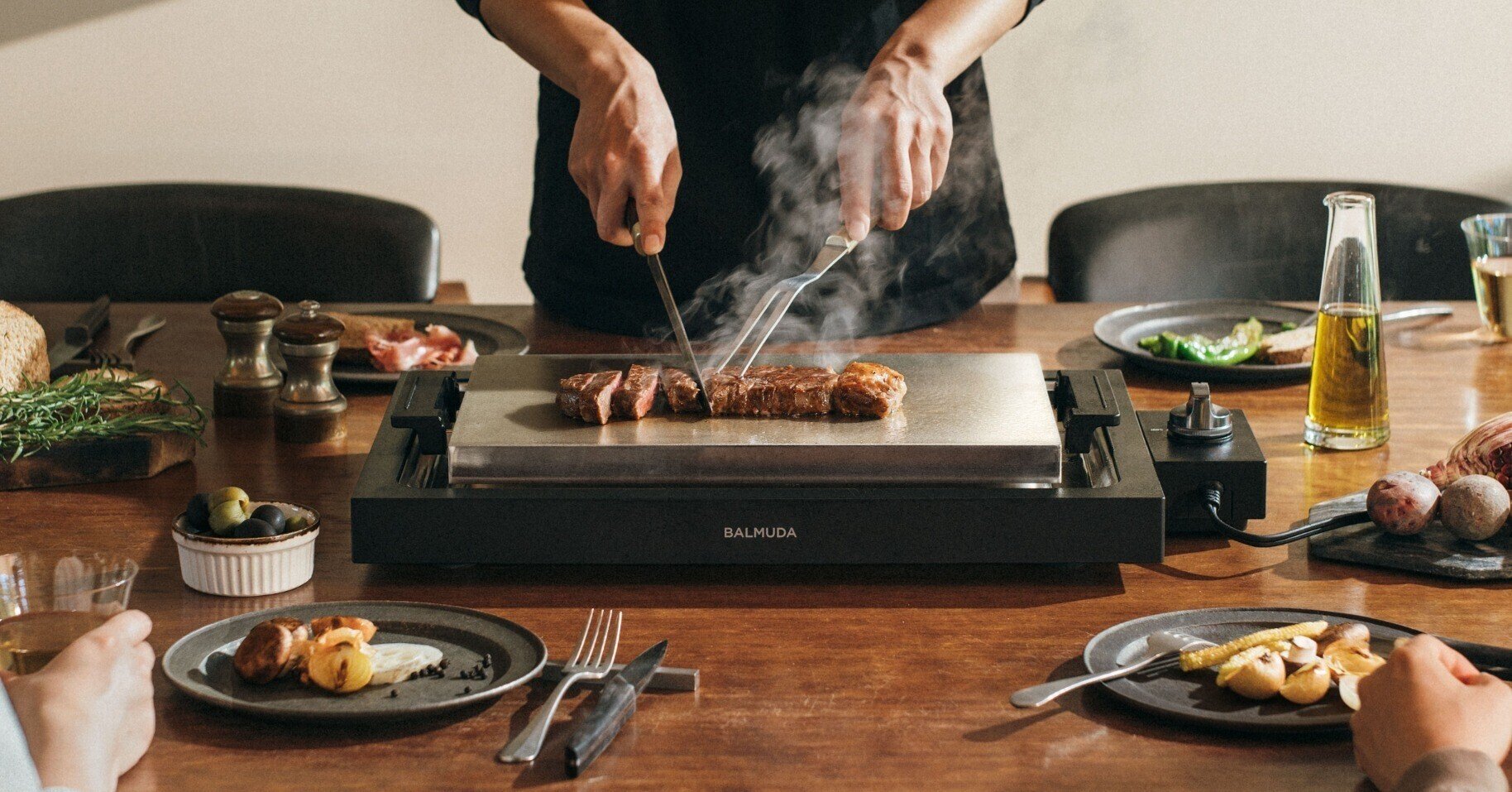 料理のプロが考えたホットプレート「BALMUDA The Plate Pro」製品化