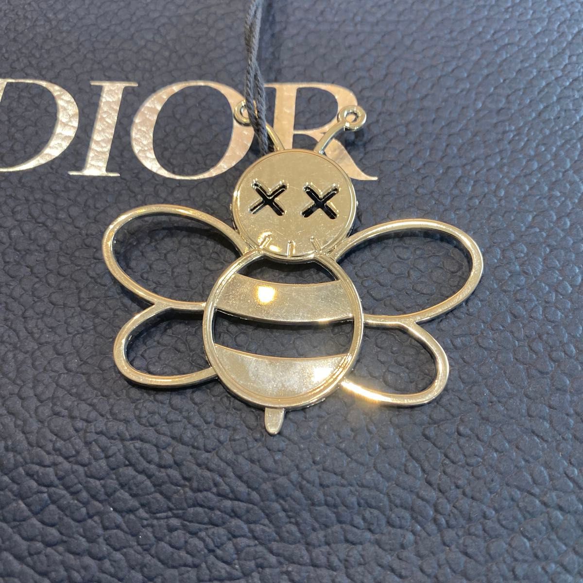 DIOR ディオール Kaws カウズ Bee 蜂 チャーム 大ぶり シルバー