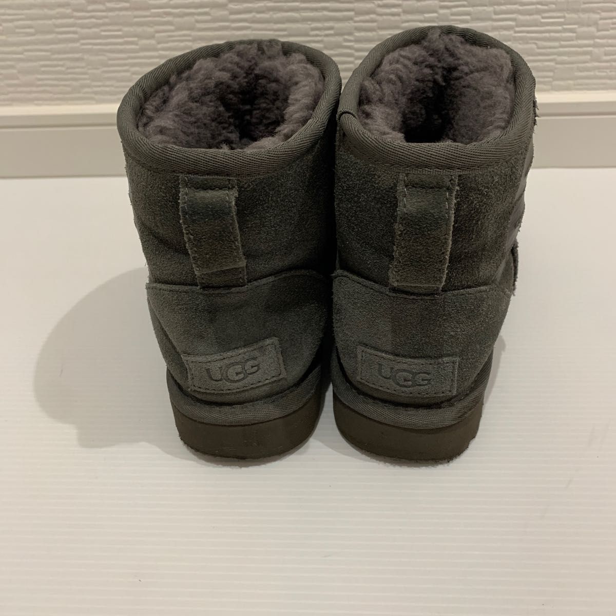 UGG アグ ブーツ クラシックミニ ラバーロゴ 1108231｜Yahoo!フリマ