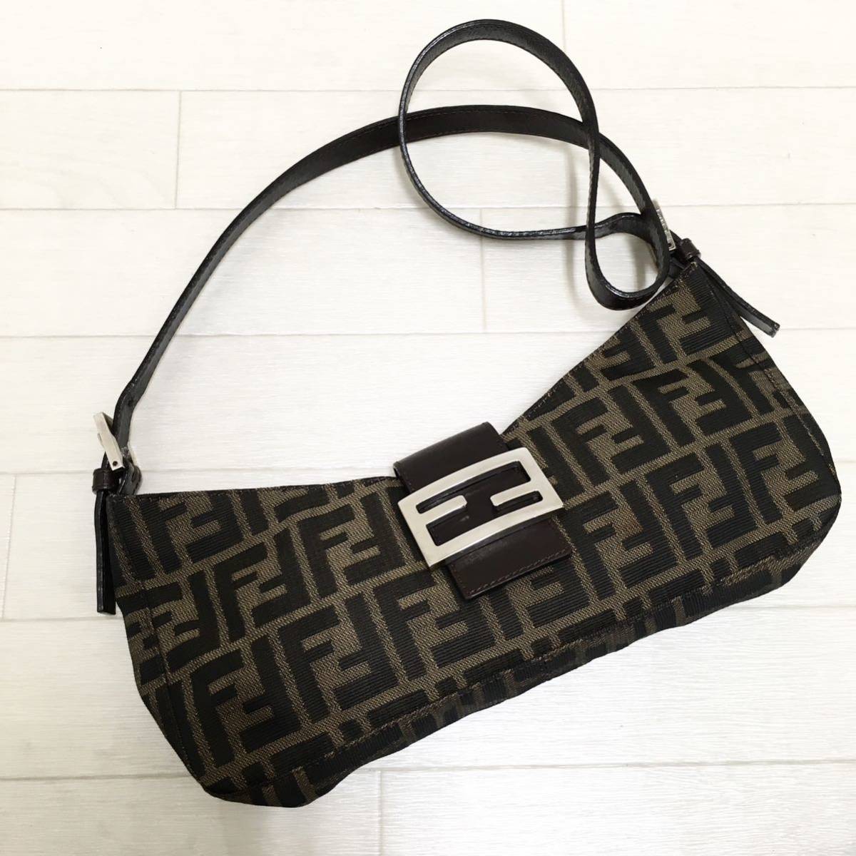 美品・シリアル付 FENDI マンマバケット ズッカ ショルダーバッグ