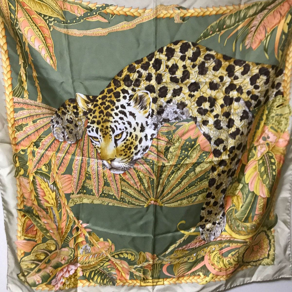 Salvatore Ferragamo シルク スカーフ 美品 フェラガモ｜Yahoo!フリマ