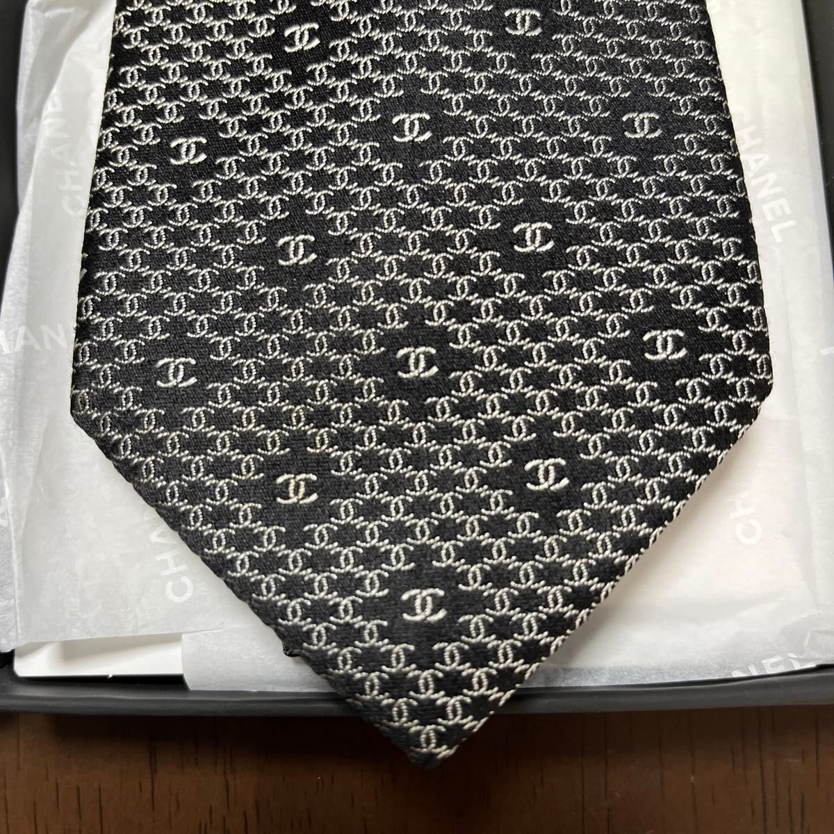 極美品 箱付 シャネル ネクタイ 黒・銀 CCココマーク｜Yahoo!フリマ