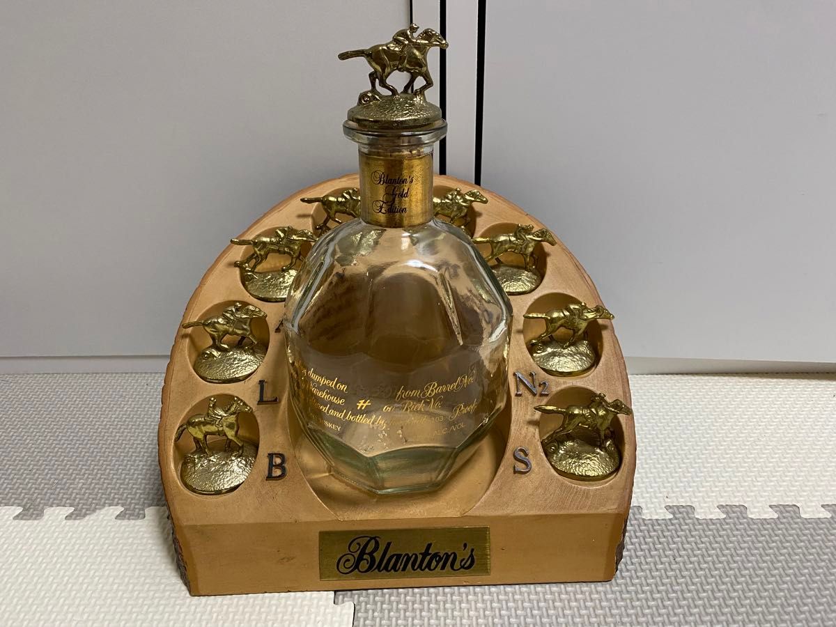 ブラントン ゴールド バーボン ディスプレイ Blanton 金キャップ
