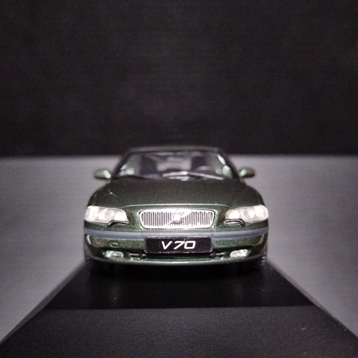 MINICHAMPS「1/43 Volvo V70」2000 Olive メタリック ミニカー