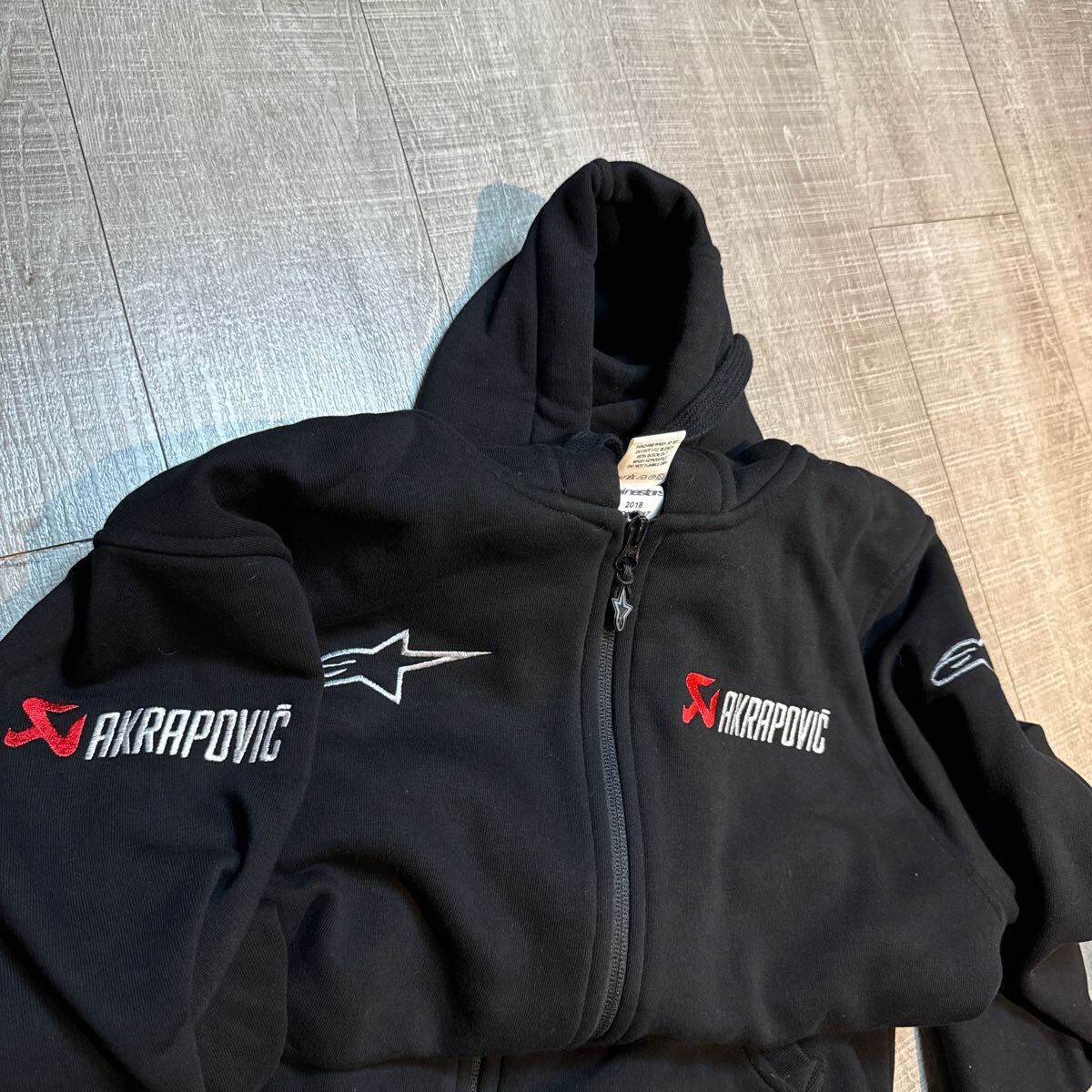 レア物 alpinestars AKRAPOVIC Wネーム パーカー サイズL