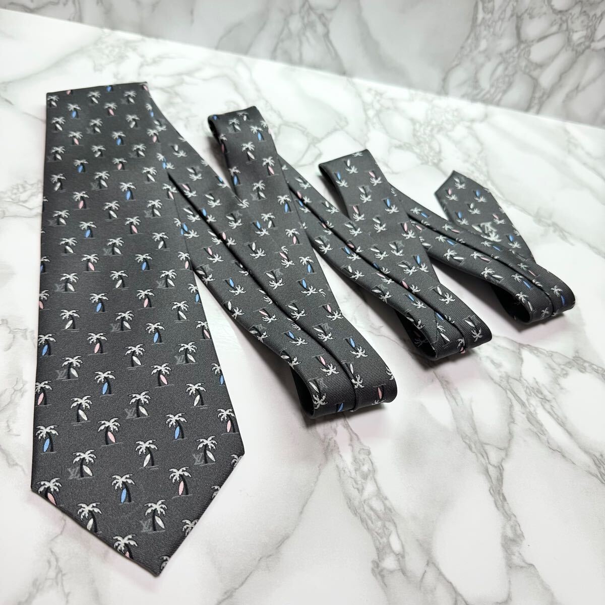 極美品 現行タグ レア LOUIS VUITTON ネクタイ シルク100% LVロゴ 小