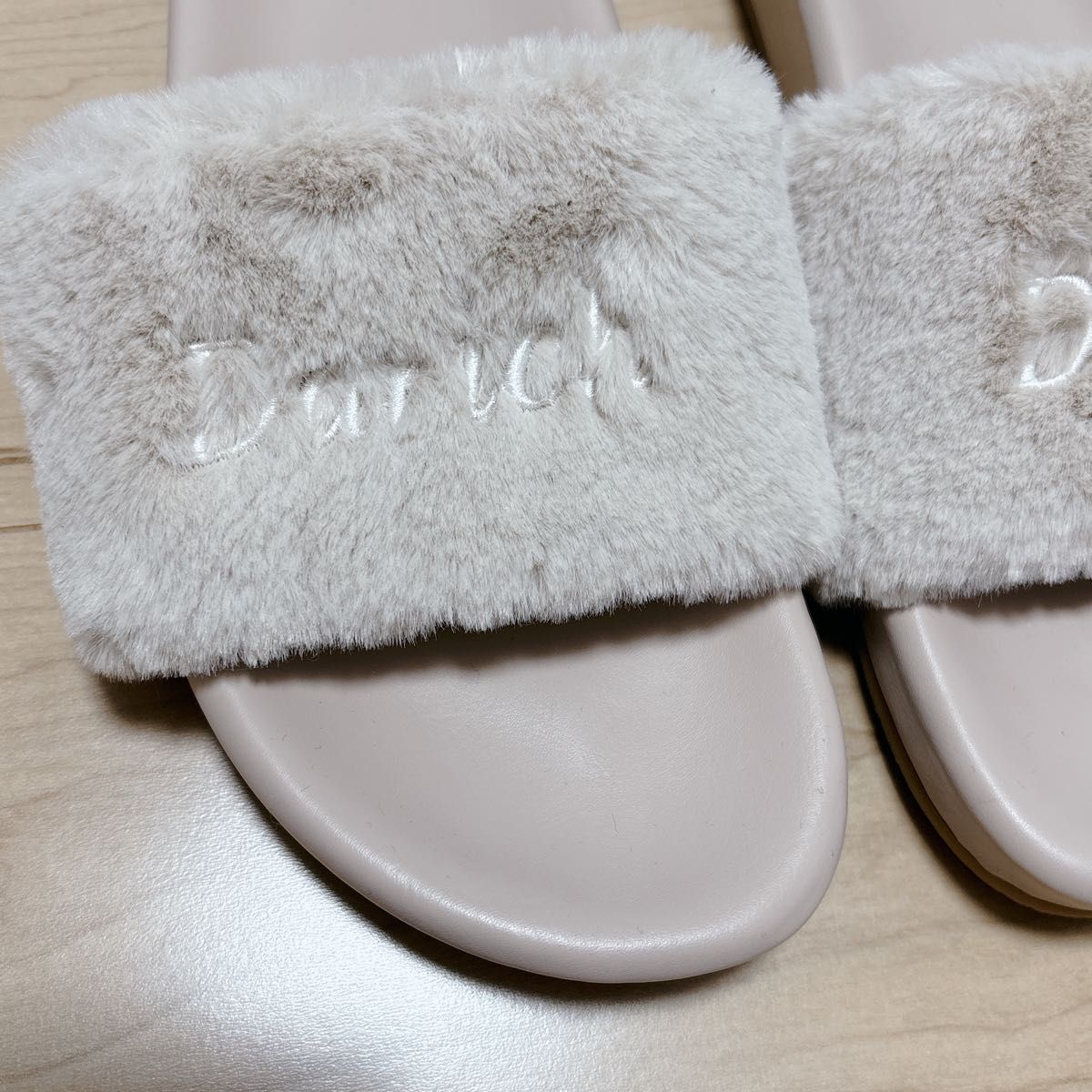 新品】Darich フラッフィー スライド サンダル ファー ロゴ フラット