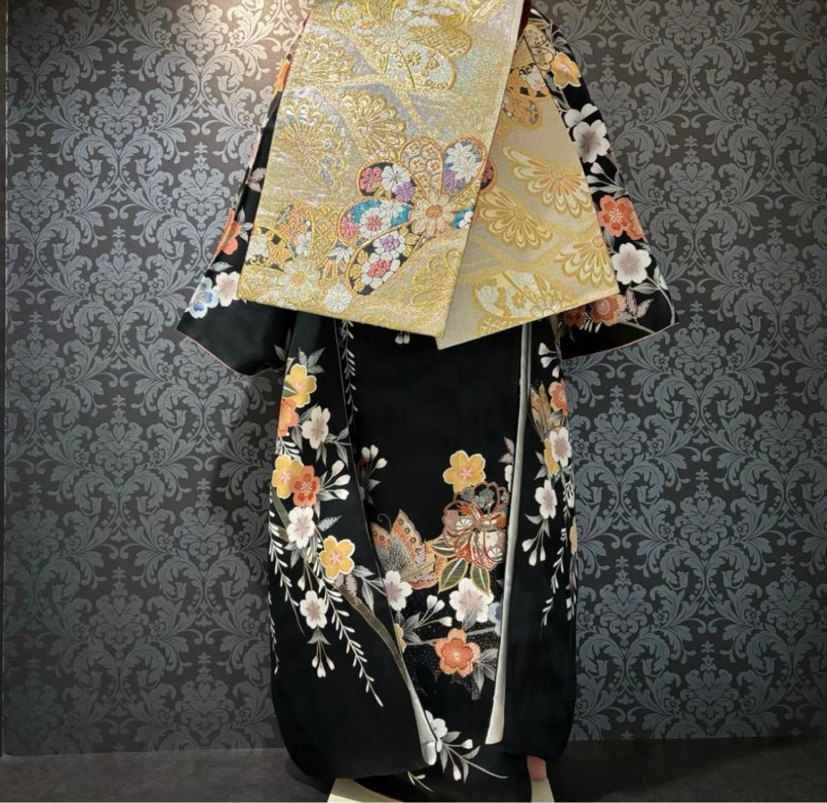 美品 黒地 作家物 寛斎 金駒刺繍 枝垂れ桜 逸品 振袖 フルセット