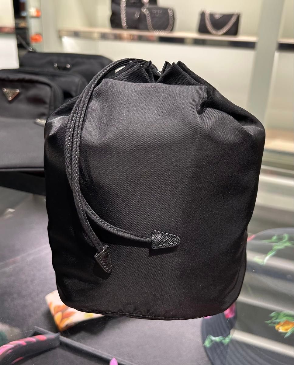 最後 新品 PRADA 巾着バッグ 巾着ポーチ 三角ロゴ ブラック 黒｜Yahoo
