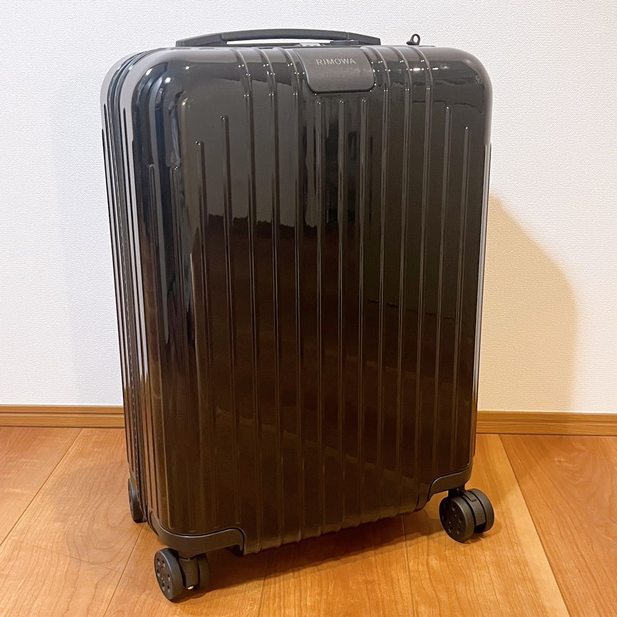 極美品 リモワ エッセンシャル ライト キャビンU キャリーケース 28L