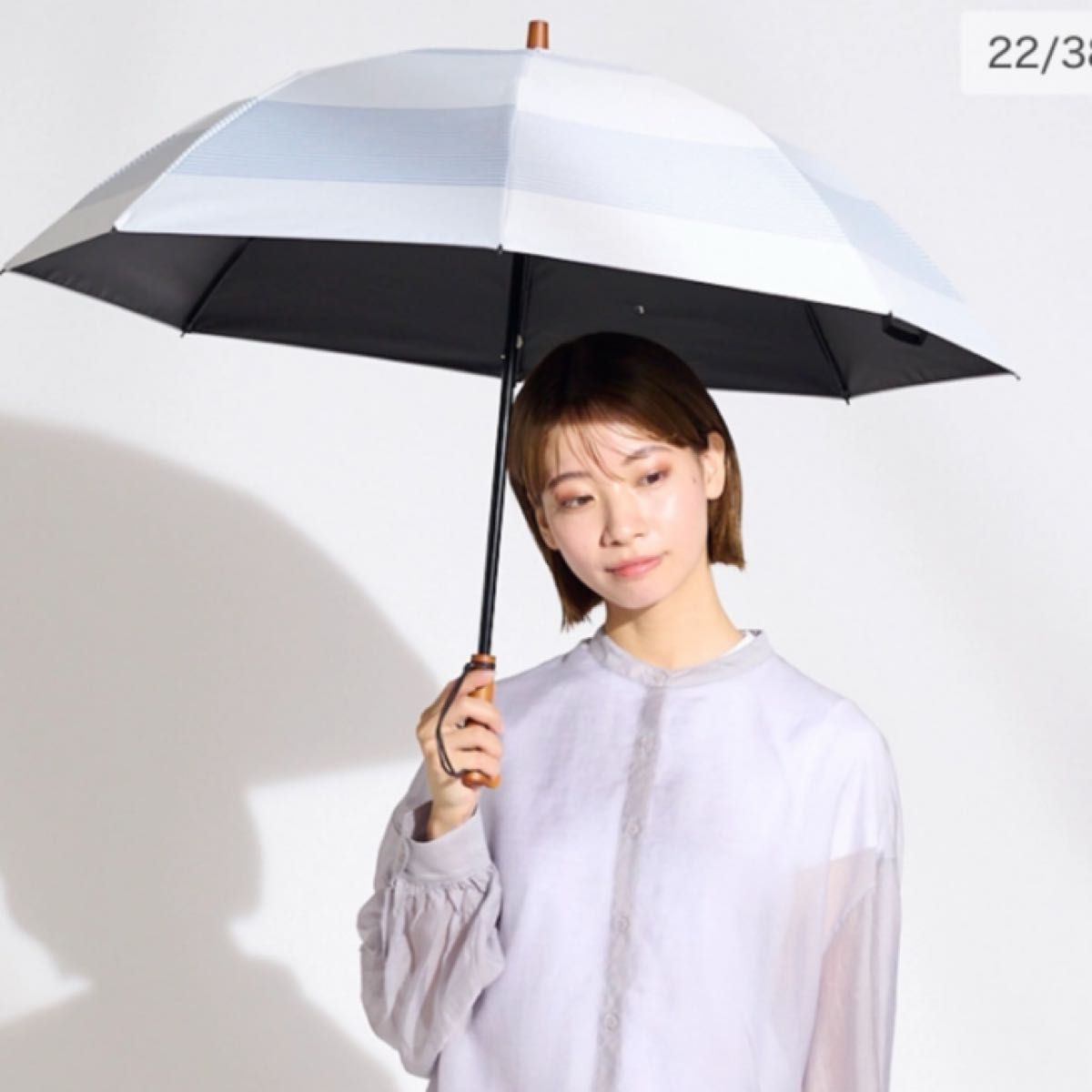 美品 サンバリア100 完全遮光 日傘 2段折 ボーダー ブルー 天然木