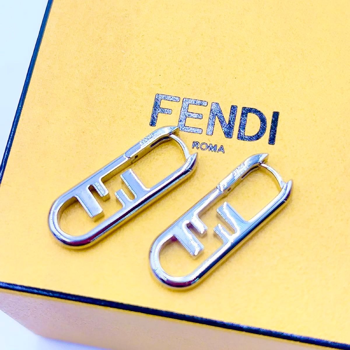 フェンディ FENDI オーロック ピアス シルバー｜Yahoo!フリマ（旧