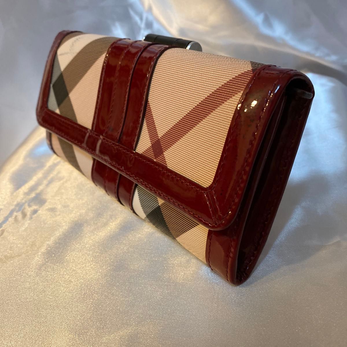 Burberry バーバリー 二つ折り長財布 PVC パテントレザーノバチェック