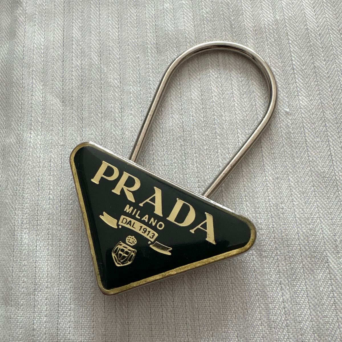 PRADA トライアングル キーホルダー プラダ 三角プレート キーリング