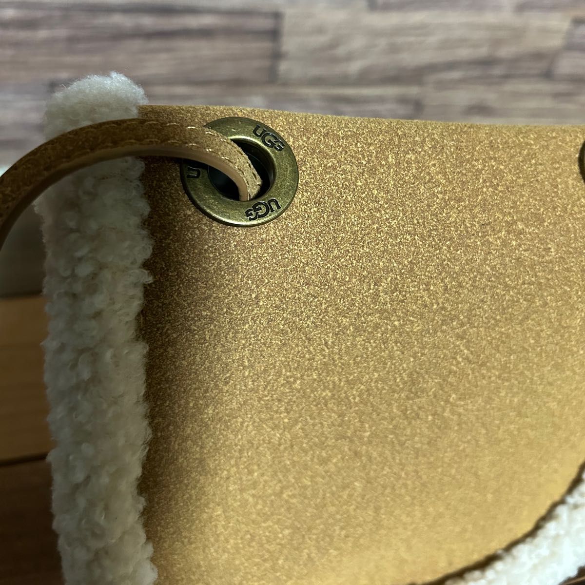 UGG アグ ヘリテイジクロスボディ スエード ショルダーバッグ ファー