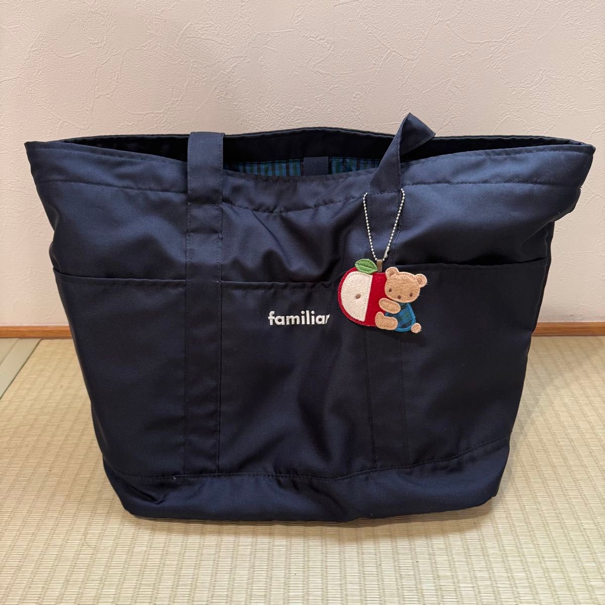 ファミリア familiar マザーズバッグ ネイビー くまチャーム付き