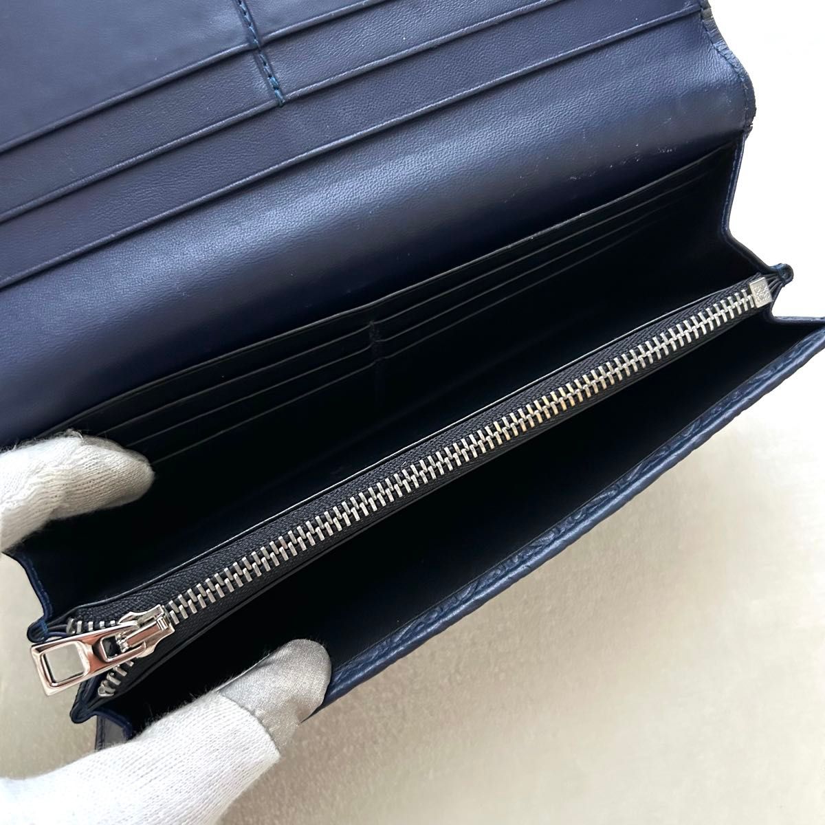 美品 LOEWE ロエベ 長財布 アナグラム 型押し 総柄 レザー ロゴ 紺色