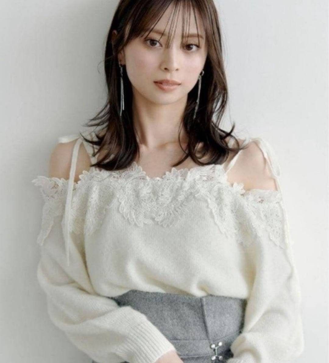 美品】レーストリミングオフショルニットプルオーバー SNIDEL｜Yahoo