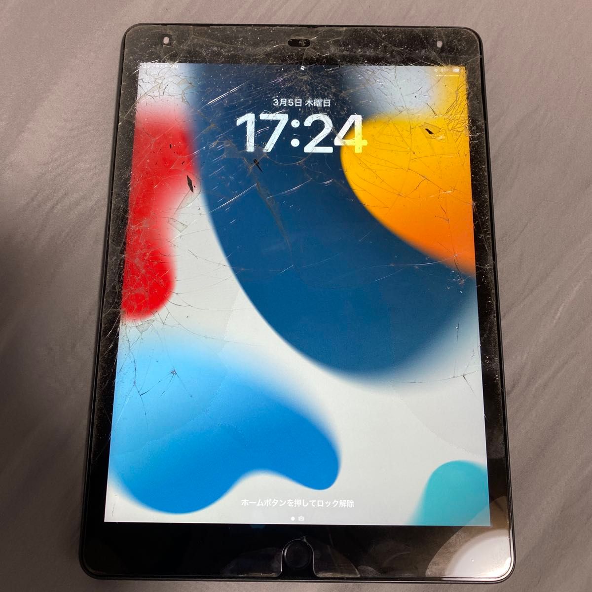 iPad第9世代 64GB Cellular SIMフリーモデル ガラスフィルムと画面