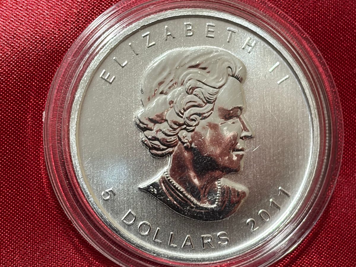 2011年 メイプルリーフ銀貨 1オンス 5ドル銀貨 カナダ 純銀 シルバー