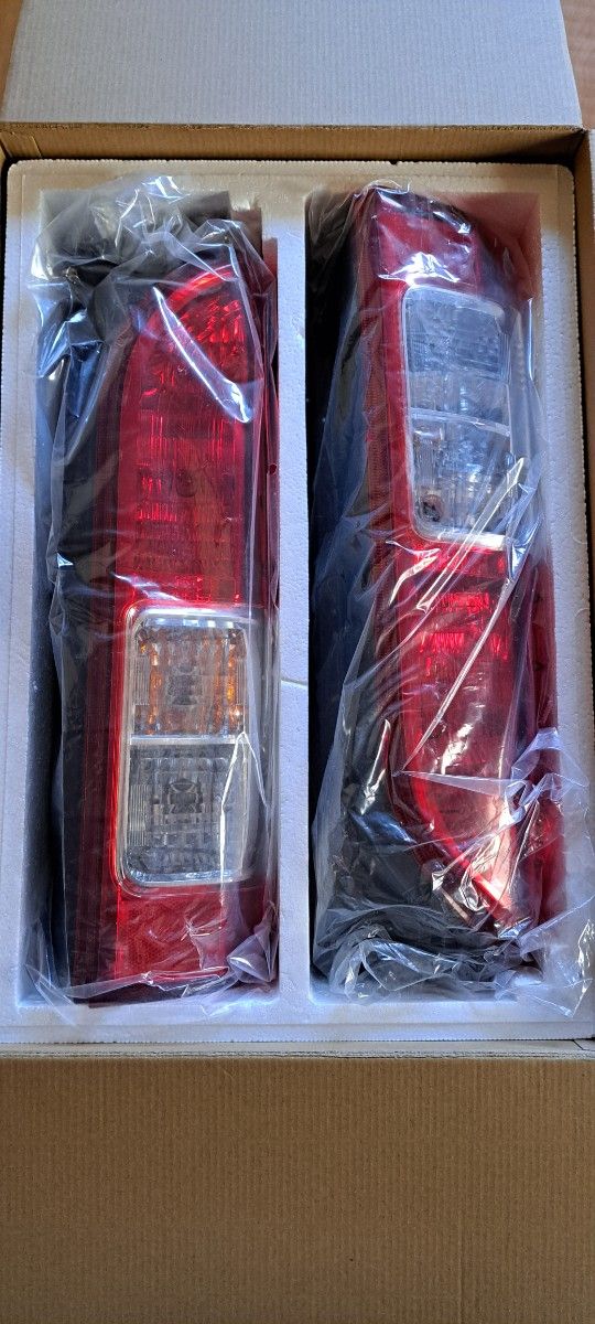 200系ハイエース 純正テールランプ 左右セット 新車外し｜Yahoo!フリマ