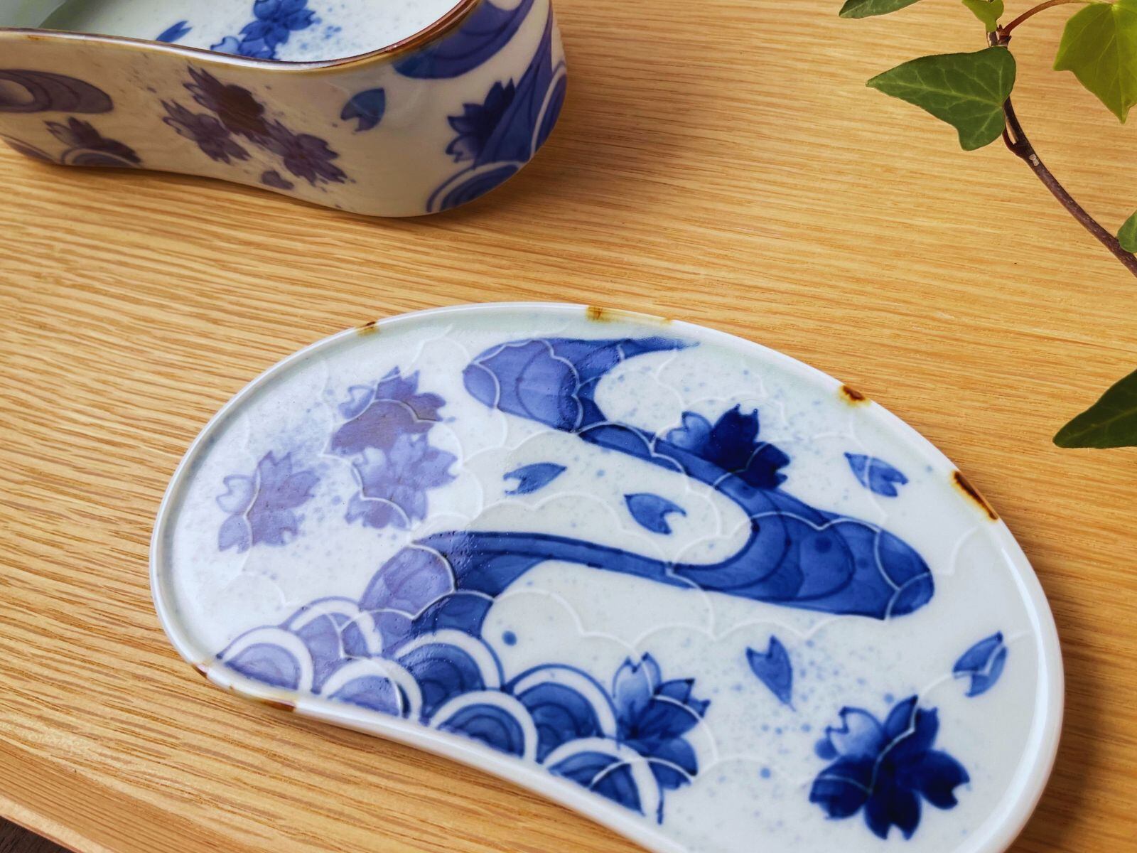 有田焼 福泉窯 染付変り桜散し 繭型蓋物 【小】 | ARITAYAKI STORE