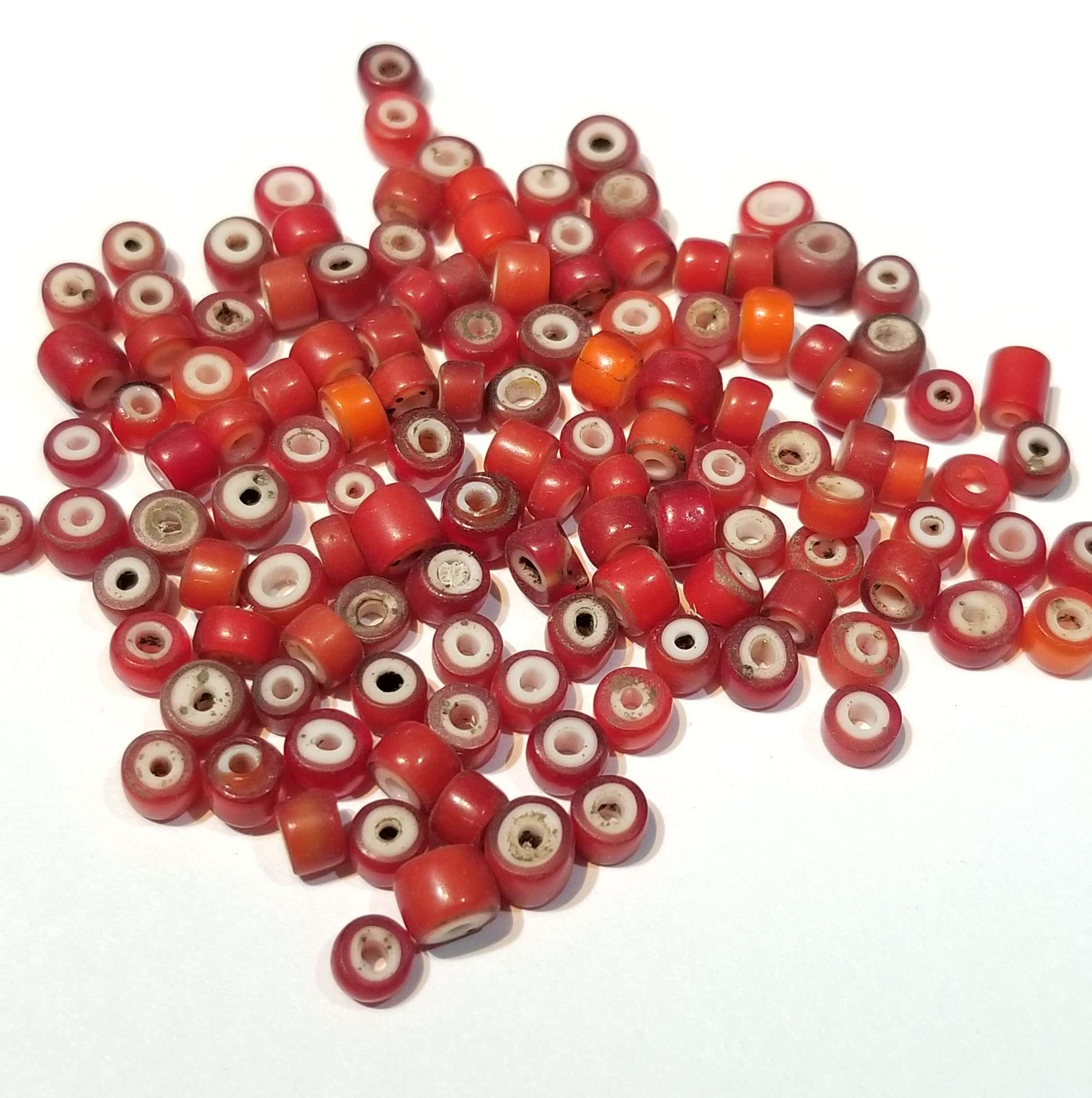 オールドホワイトハーツ ビーズ 3mm 20個入 アンティークレッド